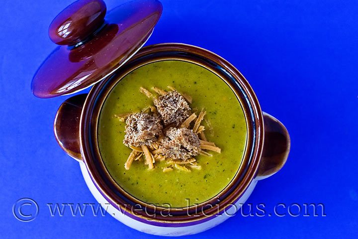 vegan-broccoli-cheese-soup