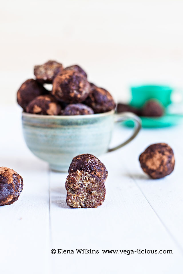 An easy, decadent, oil free, nutrition and energy packed truffles recipe. Perfect for on the go and pre-workout snack. Truffles never tasted this guiltless.