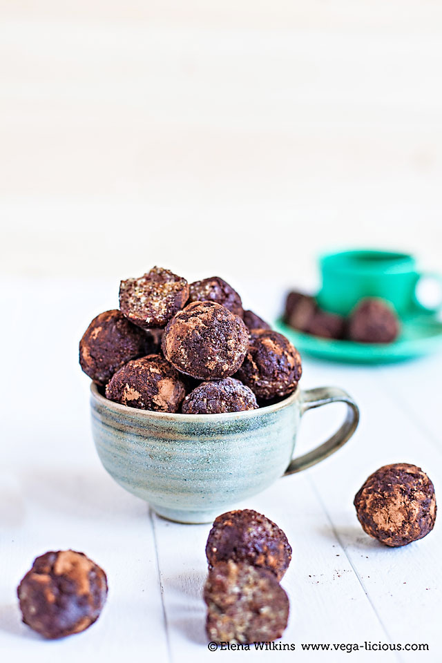 An easy, decadent, oil free, nutrition and energy packed truffles recipe. Perfect for on the go and pre-workout snack. Truffles never tasted this guiltless.