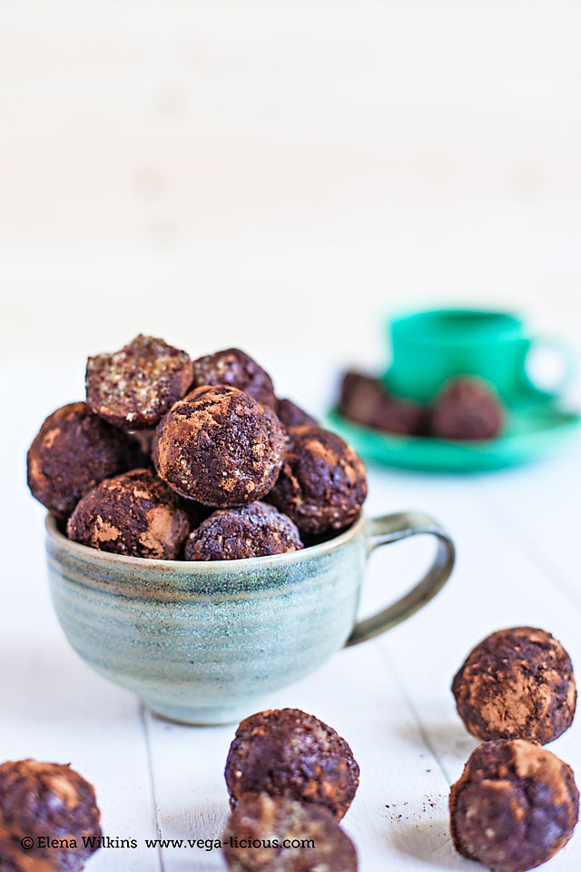 An easy, decadent, oil free, nutrition and energy packed truffles recipe. Perfect for on the go and pre-workout snack. Truffles never tasted this guiltless.