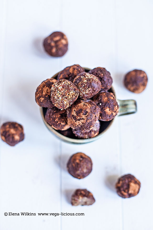 An easy, decadent, oil free, nutrition and energy packed truffles recipe. Perfect for on the go and post-workout snack. Truffles never tasted this guiltless.