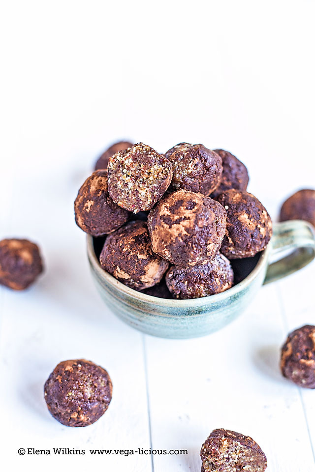 An easy, decadent, oil free, nutrition and energy packed truffles recipe. Perfect for on the go and post-workout snack. Truffles never tasted this guiltless.