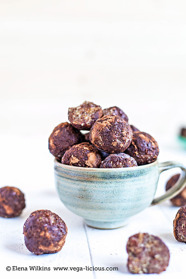 An easy, decadent, oil free, nutrition and energy packed truffles recipe. Perfect for on the go and pre-workout snack. Truffles never tasted this guiltless.